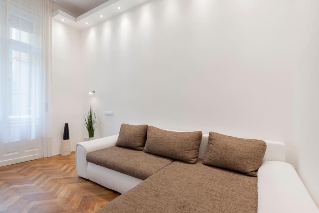 Szent Istvan Ter 4 Next To Basilica A 1 Bedroom Budapest Exterior photo